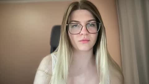 Snapshot of crystalblush01 chatting on March 6, 6:37 pm crystalblush01 online show from March 6, 6:37 pm