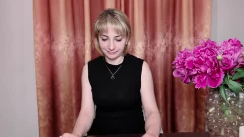 Snapshot of crystalfever_ chatting on June 4, 7:53 pm Mary online show from June 4, 7:53 pm