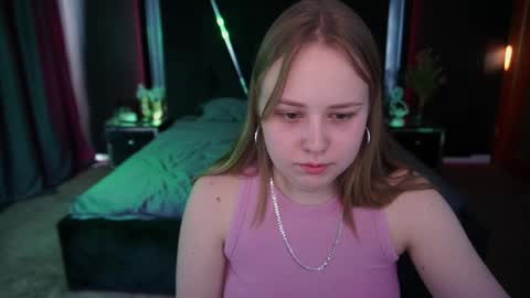 crystallpaws_ online show from September 22, 1:46 pm