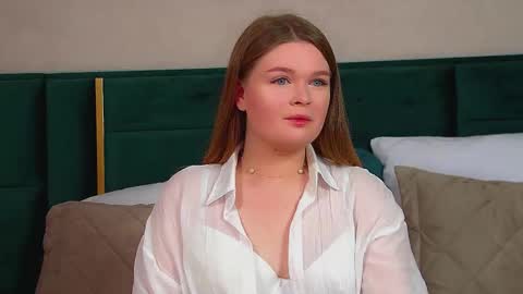 Snapshot of crystallyons chatting on October 4, 6:11 am Crystal online show from October 4, 6:11 am