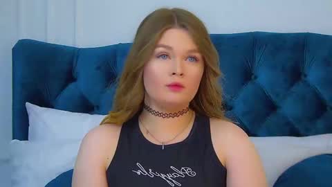 Snapshot of crystallyons chatting on October 13, 6:08 pm Crystal online show from October 13, 6:08 pm