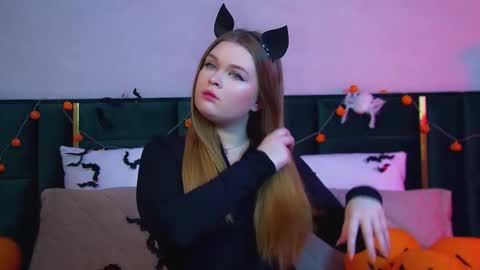 Snapshot of crystallyons chatting on October 27, 6:23 pm Crystal online show from October 27, 6:23 pm