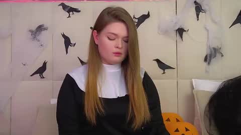 Snapshot of crystallyons chatting on October 31, 8:15 am Crystal online show from October 31, 8:15 am