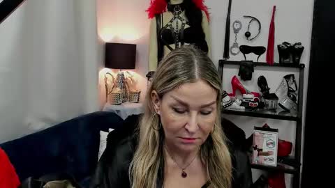 Snapshot of crystalxohotty chatting on February 25, 9:09 am CrystalHotty online show from February 25, 9:09 am