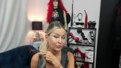 Snapshot of crystalxohotty chatting on September 10, 4:34 am CrystalHotty online show from September 10, 4:34 am