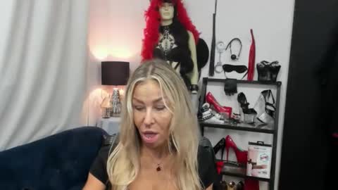 Snapshot of crystalxohotty chatting on September 17, 4:25 am CrystalHotty online show from September 17, 4:25 am