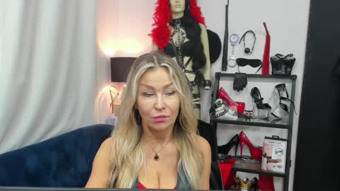 Snapshot of crystalxohotty chatting on October 14, 4:57 am CrystalHotty online show from October 14, 4:57 am