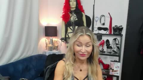 Snapshot of crystalxohotty chatting on October 21, 4:46 am CrystalHotty online show from October 21, 4:46 am