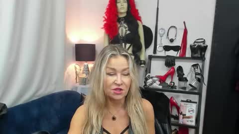 Snapshot of crystalxohotty chatting on October 22, 4:35 am CrystalHotty online show from October 22, 4:35 am