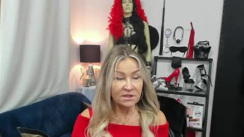 Snapshot of crystalxohotty chatting on October 27, 5:33 am CrystalHotty online show from October 27, 5:33 am