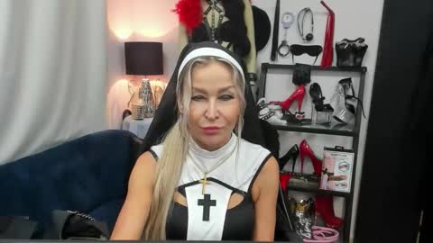 Snapshot of crystalxohotty chatting on October 31, 5:52 am CrystalHotty online show from October 31, 5:52 am