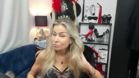 Snapshot of crystalxohotty chatting on November 4, 5:17 am CrystalHotty online show from November 4, 5:17 am