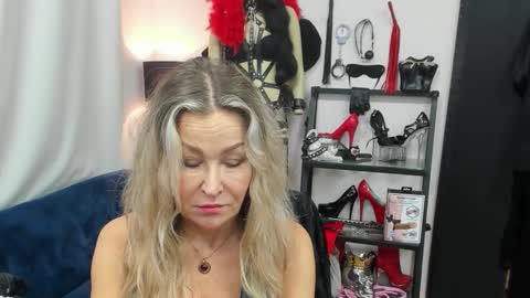 Snapshot of crystalxohotty chatting on November 13, 6:12 am CrystalHotty online show from November 13, 6:12 am