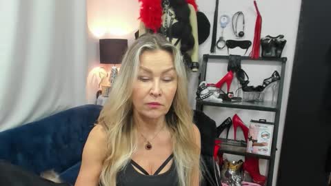 Snapshot of crystalxohotty chatting on November 17, 6:19 am CrystalHotty online show from November 17, 6:19 am