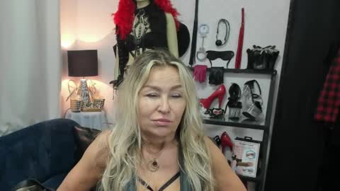 CrystalHotty online show from May 27, 4:31 am