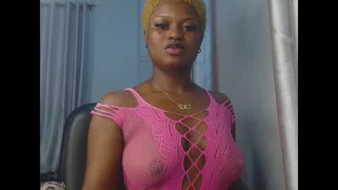 Snapshot of cum_ebony_petitxx chatting on June 7, 6:39 am cath online show from June 7, 6:39 am