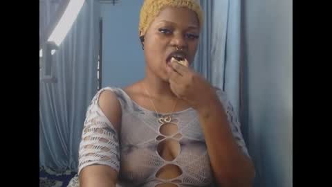 Snapshot of cum_ebony_petitxx chatting on June 12, 6:56 am cath online show from June 12, 6:56 am