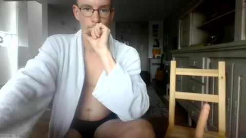 Snapshot of cum_swallow_bi chatting on June 8, 4:29 pm cum_swallow_bi online show from June 8, 4:29 pm