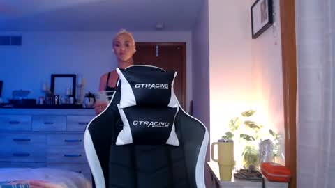 cumguzzlingskank online show from July 12, 3:08 am