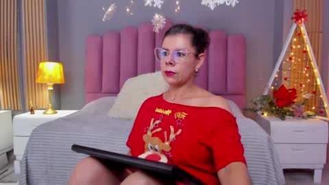 Snapshot of cumming_loving chatting on December 18, 6:46 pm Cumming Loving online show from December 18, 6:46 pm