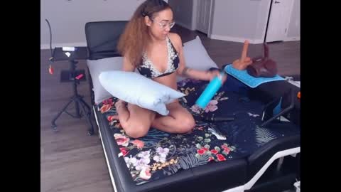 Nia Reese online show from April 6, 9:05 pm