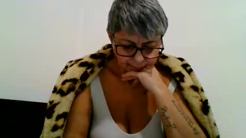 couple online show from December 1, 5:46 pm