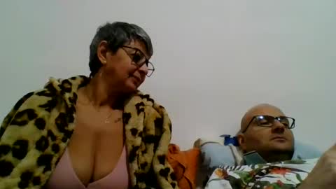 couple online show from December 5, 6:33 pm