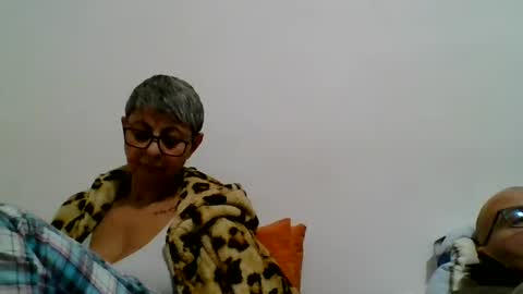 couple online show from December 12, 5:04 pm