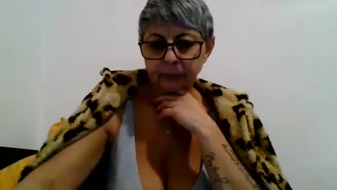 couple online show from January 3, 5:53 pm