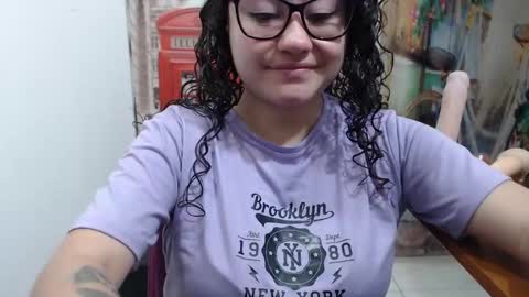 Snapshot of curly_greeneyed chatting on October 16, 9:05 pm Vannesa online show from October 16, 9:05 pm