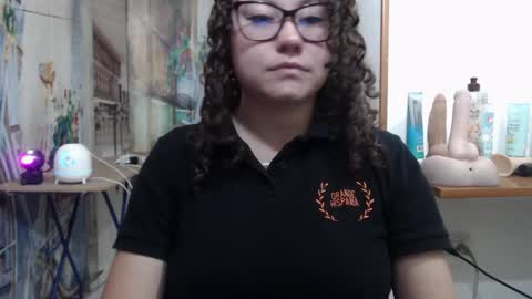 Snapshot of curly_greeneyed chatting on April 9, 2:33 am Vannesa online show from April 9, 2:33 am