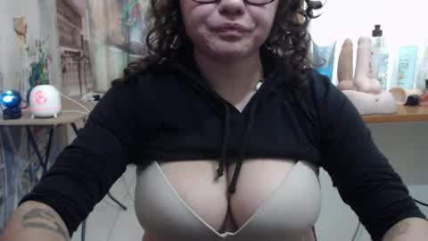 Snapshot of curly_greeneyed chatting on April 12, 7:52 pm Vannesa online show from April 12, 7:52 pm