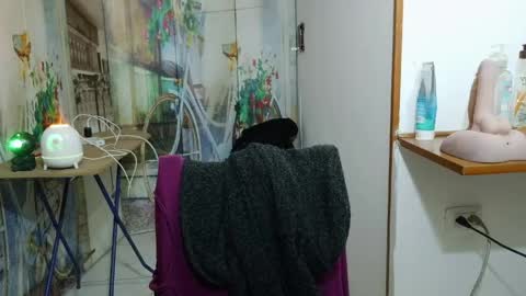 Snapshot of curly_greeneyed chatting on April 22, 2:36 am Vannesa online show from April 22, 2:36 am