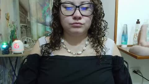 Snapshot of curly_greeneyed chatting on April 24, 3:42 am Vannesa online show from April 24, 3:42 am