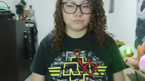 Snapshot of curly_greeneyed chatting on May 26, 3:02 am Vannesa online show from May 26, 3:02 am