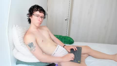 Snapshot of curlyytwink chatting on July 1, 3:01 pm Noah online show from July 1, 3:01 pm