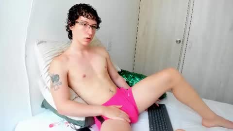 Snapshot of curlyytwink chatting on July 3, 3:18 pm Noah online show from July 3, 3:18 pm