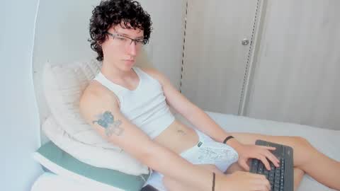 Snapshot of curlyytwink chatting on July 27, 4:14 pm Noah online show from July 27, 4:14 pm