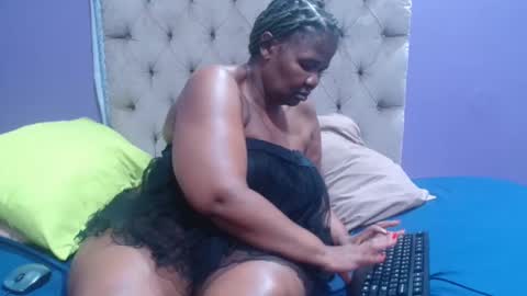 Snapshot of curveychubbyzoe chatting on December 14, 7:07 pm curveychubbyzoe online show from December 14, 7:07 pm