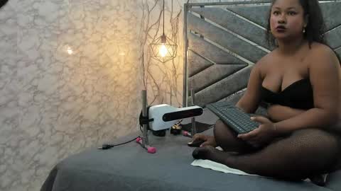 Snapshot of curvy_alyanna chatting on April 13, 11:37 am Alyanna online show from April 13, 11:37 am