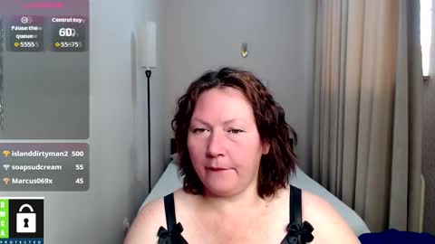 Snapshot of curvy_girlz chatting on September 30, 5:01 am curvy_girlz online show from September 30, 5:01 am
