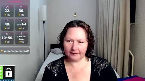 Snapshot of curvy_girlz chatting on October 3, 4:37 pm curvy_girlz online show from October 3, 4:37 pm