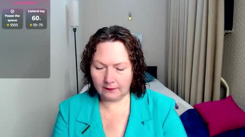 Snapshot of curvy_girlz chatting on October 5, 4:38 pm curvy_girlz online show from October 5, 4:38 pm