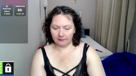 Snapshot of curvy_girlz chatting on October 18, 3:46 pm curvy_girlz online show from October 18, 3:46 pm