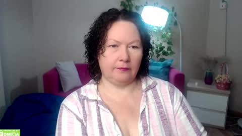 Snapshot of curvy_girlz chatting on December 2, 5:08 pm curvy_girlz online show from December 2, 5:08 pm