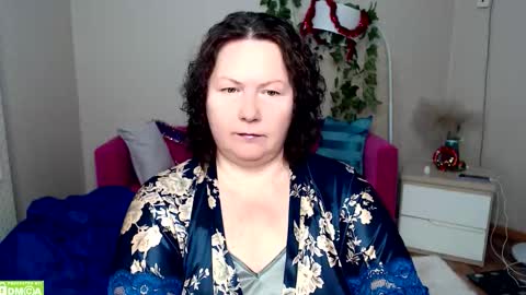 Snapshot of curvy_girlz chatting on December 18, 3:40 pm curvy_girlz online show from December 18, 3:40 pm