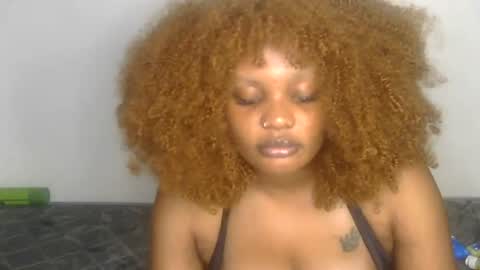 Snapshot of curvy_vee chatting on July 16, 11:11 pm vee online show from July 16, 11:11 pm