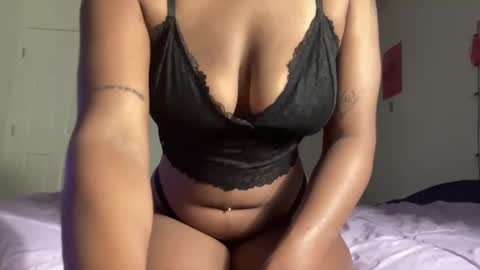 Snapshot of curvycutie1818 chatting on December 18, 3:47 am Curvycutie18 online show from December 18, 3:47 am
