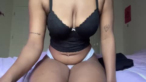 Snapshot of curvycutie1818 chatting on January 9, 4:06 pm Curvycutie18 online show from January 9, 4:06 pm