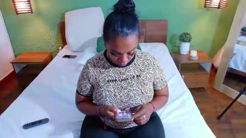 Snapshot of curvyebonyy_ chatting on February 23, 12:57 pm Danna online show from February 23, 12:57 pm